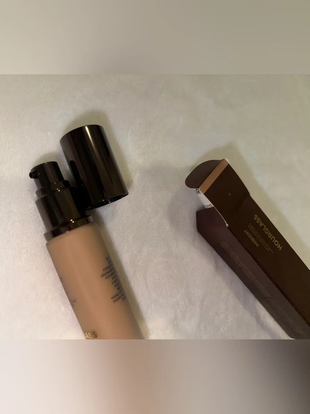 HOURGLASS COSMETICS - Ambient Soft Glow Foundation - Color 8 (light medium)